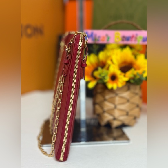 Auth CÈLINE Preowned Burgundy Leather Shoulder Bag with Gold Chain - Picture 10 of 17